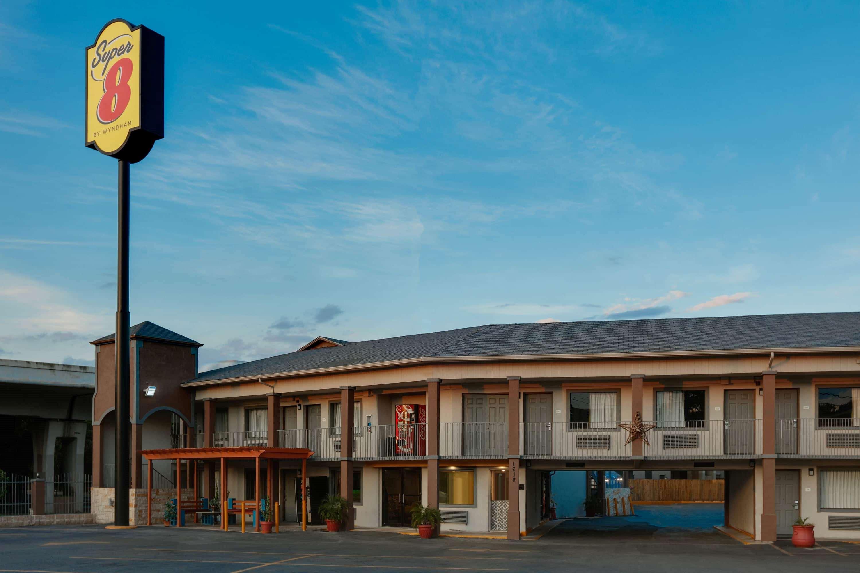 Super 8 By Wyndham San Antonio Pearl District Downtown Motel Bagian luar foto