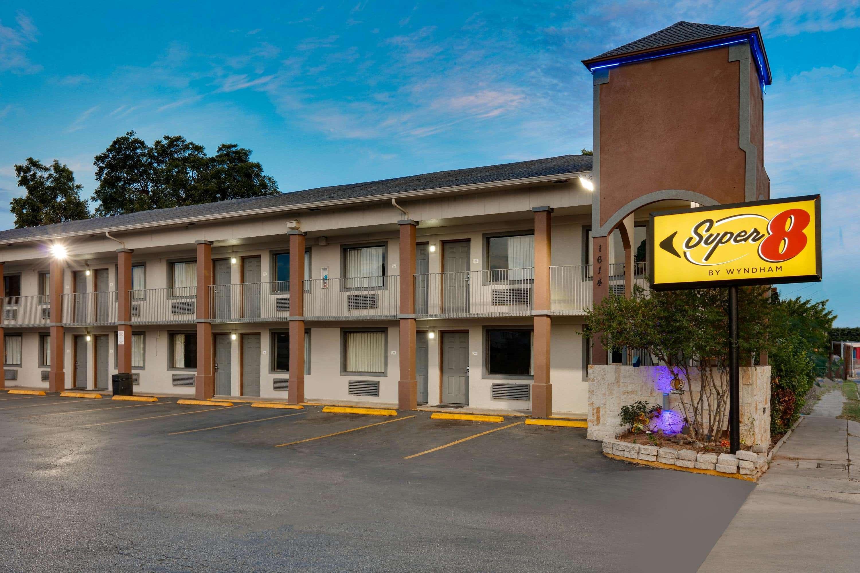 Super 8 By Wyndham San Antonio Pearl District Downtown Motel Bagian luar foto