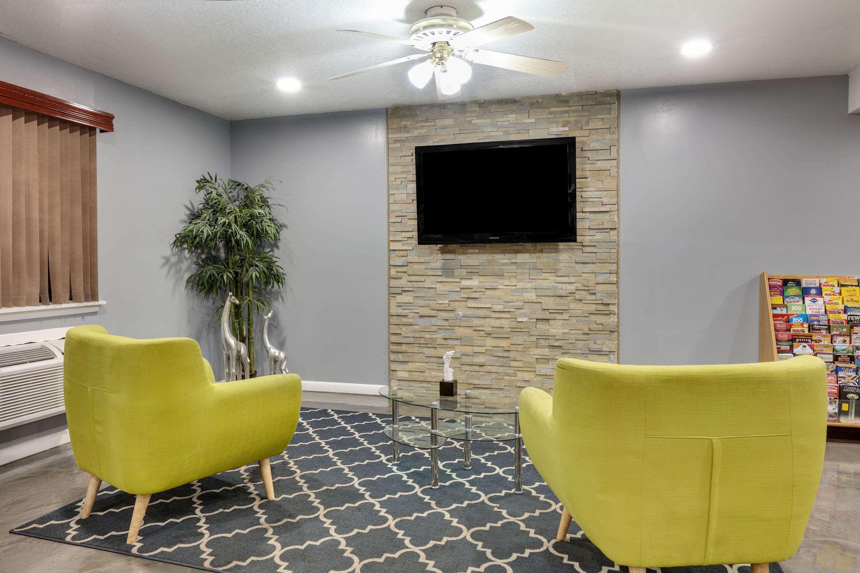 Super 8 By Wyndham San Antonio Pearl District Downtown Motel Bagian luar foto