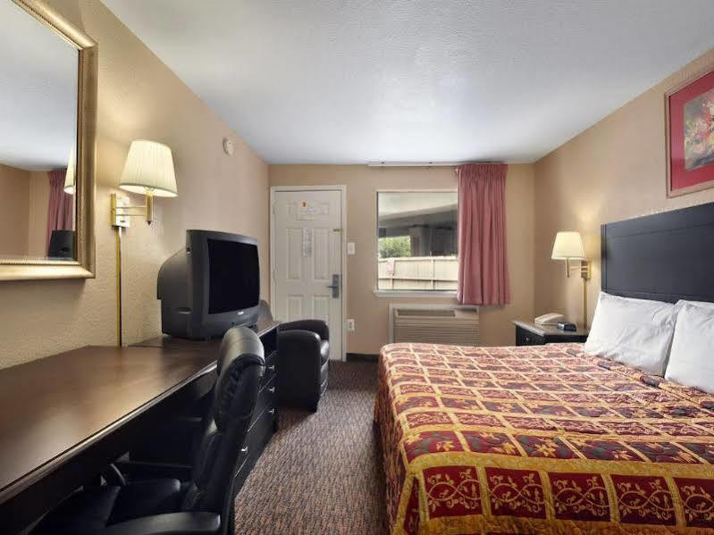 Super 8 By Wyndham San Antonio Pearl District Downtown Motel Bagian luar foto
