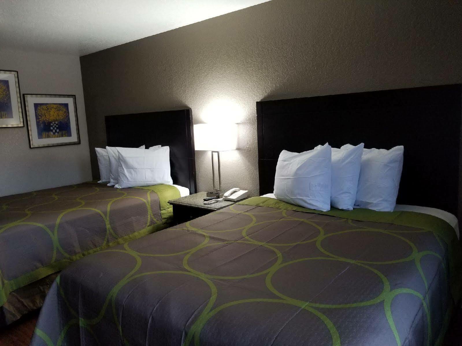 Super 8 By Wyndham San Antonio Pearl District Downtown Motel Bagian luar foto