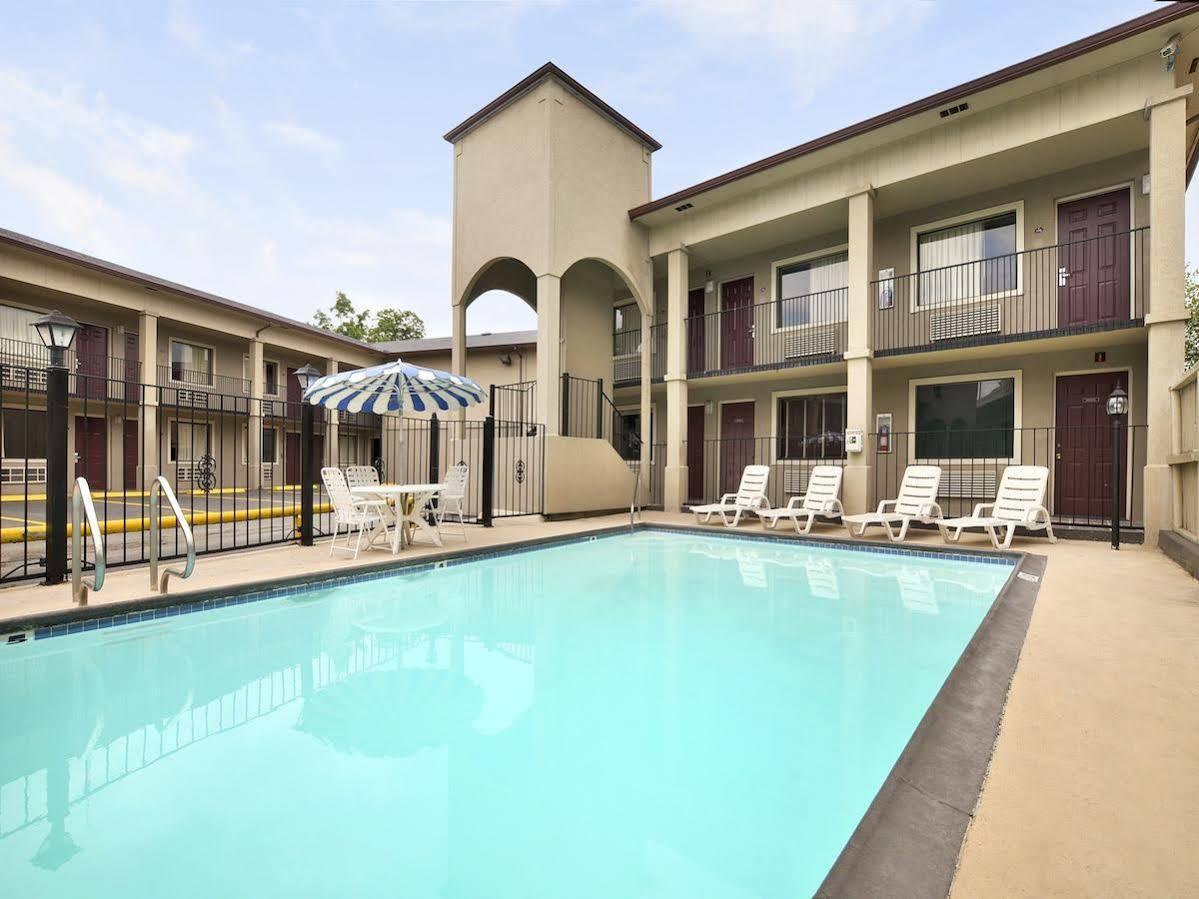 Super 8 By Wyndham San Antonio Pearl District Downtown Motel Bagian luar foto